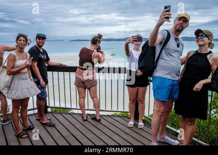 Touristen, die Selfies machen, können Whitehaven Beach, Whitsunday Island, Queensland, Australien, besuchen Stockfoto