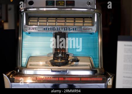 OSLO, NORWEGEN. 1. MAI 2022: Ausstellung „Retro Jukebox“ im Technischen Museum Oslo Stockfoto