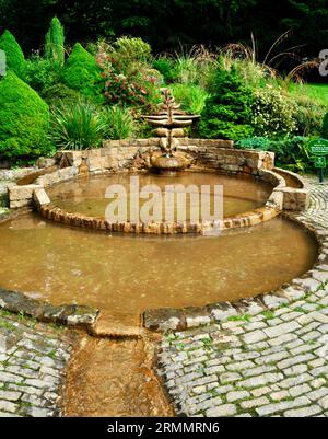 Chalice Well Gardens, Glastonbury, Somerset, England, Großbritannien - The Vesica Pool Stockfoto