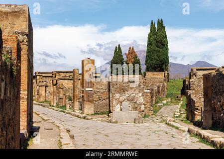 Archäologische Stätte Pompeji, Kampanien, Italien. Ausgegrabene Straßen. Vesuv im Hintergrund. Pompeji, Herculaneum und Torre Annunziata sind colle Stockfoto