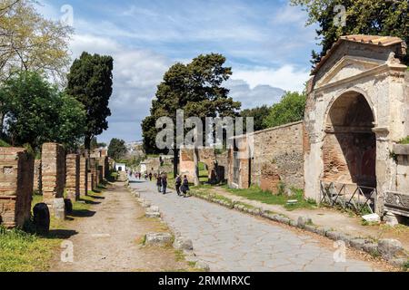Archäologische Stätte Pompeji, Kampanien, Italien. Die Nekropolis von Porta Ercolano. Pompeji, Herculaneum und Torre Annunziata sind kollektiv als solche bezeichnet Stockfoto
