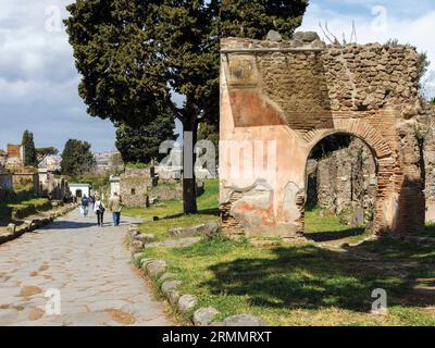 Archäologische Stätte Pompeji, Kampanien, Italien. Die Nekropolis von Porta Ercolano. Pompeji, Herculaneum und Torre Annunziata sind kollektiv als solche bezeichnet Stockfoto