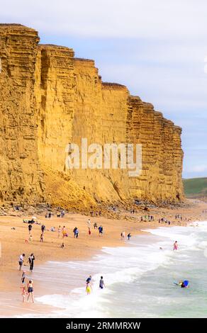 Coastal Erosion UK; aktuelle Klippenfälle in West Bay Dorset, Strand und Klippen und Menschen am Strand im Sommer; West Bay, Dorset UK Stockfoto