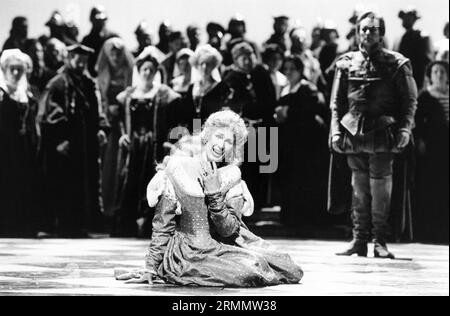 Rosalind Plowright (Desdemona) in OTELLO von Verdi an der Royal Opera, Covent Garden, London WC2 14/04/1987 Musik: Giuseppe Verdi Libretto: Arrigo Boito nach Shakespeares OTHELLO Dirigent: Edward Downes Bühnenbild: Timothy O’Brien Kostüme: Peter J Hall Beleuchtung: Robert Bryan Regisseur: Elijah Moshinsky Stockfoto