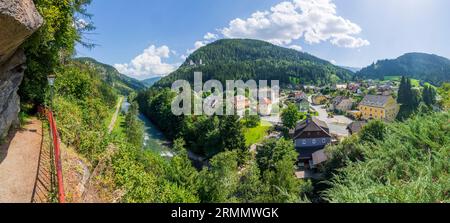 Ramingstein: Dorf Ramingstein, Schloss Finstergrün, Mur in Lungau, Salzburg, Österreich Stockfoto