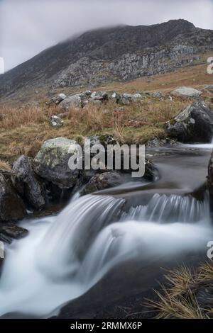 Tryfan und Llyn Ogwen unter dramatischen Bedingungen von den unteren Hängen des Pen yr Ole Wen, Carneddau, Eryri, Nordwales, Großbritannien Stockfoto