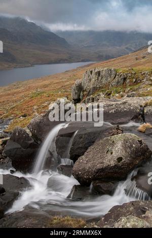 Tryfan und Llyn Ogwen unter dramatischen Bedingungen von den unteren Hängen des Pen yr Ole Wen, Carneddau, Eryri, Nordwales, Großbritannien Stockfoto