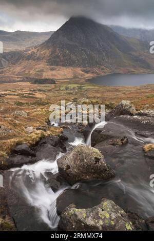 Tryfan und Llyn Ogwen unter dramatischen Bedingungen von den unteren Hängen des Pen yr Ole Wen, Carneddau, Eryri, Nordwales, Großbritannien Stockfoto