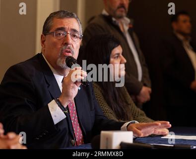 Guatemala Stadt, Guatemala. 28. August 2023. Bernardo Arevalo spricht auf einer Pressekonferenz, nachdem der Oberste Wahlgerichtshof bekannt gegeben hatte, dass er mit 60,91 Prozent der Stimmen die Stichwahl gewonnen hatte. Das Wahlergebnis ist jedoch noch lange nicht entschieden. (An die dpa "Wahlkrise in Guatemala: Arévalos Sieg bestätigt - Partei ausgesetzt") Kredit: Sandra Sebastian/dpa/Alamy Live News Stockfoto