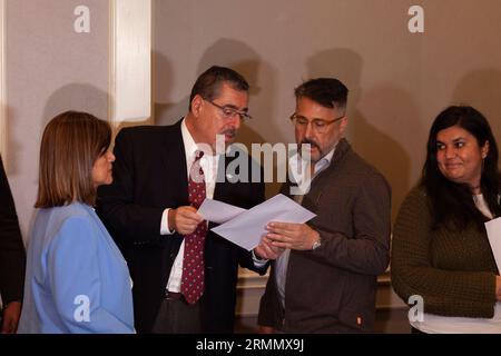 Guatemala Stadt, Guatemala. 28. August 2023. Bernardo Arevalo (2. V. l.) und Karin Herrera (l) kurz vor einer Pressekonferenz, nachdem das Oberste Wahlgericht bekannt gab, dass Arevalo und Herrera den Stichabschlag mit 60,91 Prozent der Stimmen gewonnen hatten. Das Wahlergebnis ist jedoch noch lange nicht entschieden. Quelle: Sandra Sebastian/dpa/Alamy Live News Stockfoto