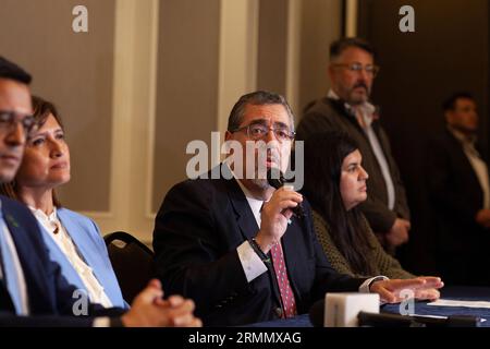 Guatemala Stadt, Guatemala. 28. August 2023. Bernardo Arevalo spricht auf einer Pressekonferenz, nachdem der Oberste Wahlgerichtshof bekannt gegeben hatte, dass er mit 60,91 Prozent der Stimmen die Stichwahl gewonnen hatte. Das Wahlergebnis ist jedoch noch lange nicht entschieden. (An die dpa "Wahlkrise in Guatemala: Arévalos Sieg bestätigt - Partei ausgesetzt") Kredit: Sandra Sebastian/dpa/Alamy Live News Stockfoto