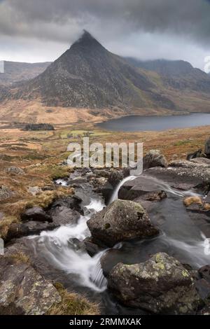 Tryfan und Llyn Ogwen unter dramatischen Bedingungen von den unteren Hängen des Pen yr Ole Wen, Carneddau, Eryri, Nordwales, Großbritannien Stockfoto