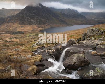 Tryfan und Llyn Ogwen unter dramatischen Bedingungen von den unteren Hängen des Pen yr Ole Wen, Carneddau, Eryri, Nordwales, Großbritannien Stockfoto