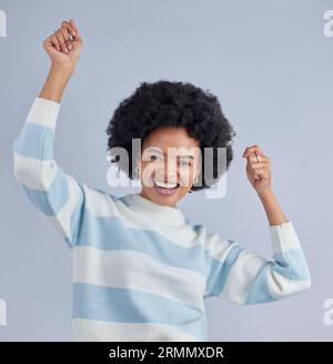 Glückliche schwarze Frau, Portrait und Tanz im Studio für lustige Party, Deal oder feiern Sie den Gewinnbonus auf weißem Hintergrund. Aufregendes Model, Musik und Jubel Stockfoto