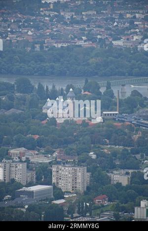 Budapest, Ungarn - 18. August 2023: Blick auf die Stadt Budapest vom Aussichtspunkt Kilatopont an einem sonnigen Sommertag. Alte Gasfabrik und Ujpest Railway br Stockfoto