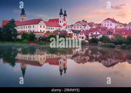 Telc, Tschechische Republik. Stadtbild der historischen Stadt Telc in Südmähren, Tschechische Republik bei Sonnenaufgang im Sommer. Stockfoto