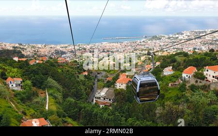 Blick auf die Hafenstadt Funchal, Madeira, von der Kabine der Seilbahn Monte Funchal Stockfoto