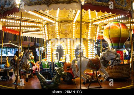 Karussell auf dem Weihnachtsmarkt in Sibiu, Rumänien Stockfoto