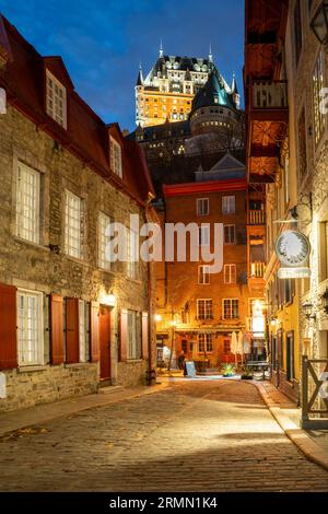 Quebec City, Kanada - 7. November 2022: Blick auf die Straßenszene aus der Unterstadt Quebec City bei Nacht Stockfoto