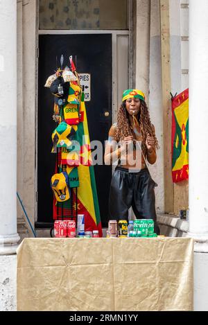 Verkäufer außerhalb des Hotels in Ladbroke Grove, der Getränke und jamaikanische Produkte bei der Notting Hill Carnival Grand Parade 2023, London, Großbritannien, verkauft. Stockfoto