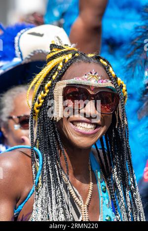 Teilnehmer an der Notting Hill Carnival Grand Parade 2023, London, UK. Stockfoto