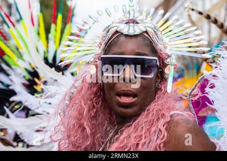 Teilnehmerin bei der Notting Hill Carnival Grand Parade 2023 in London. Stockfoto