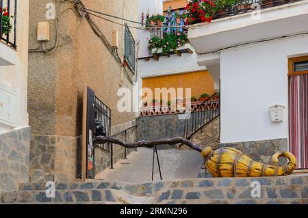 SOPORTUJAR, SPANIEN - 16. MAI 2022 eine interessante Touristenattraktion in einer kleinen Hexenstadt in der Region Alpujarras in Spanien, wo sich schwarze Magie abhebt Stockfoto