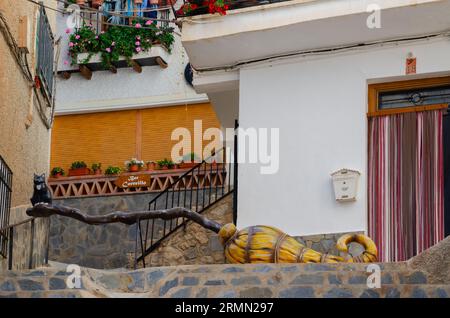 SOPORTUJAR, SPANIEN - 16. MAI 2022 eine interessante Touristenattraktion in einer kleinen Hexenstadt in der Region Alpujarras in Spanien, wo sich schwarze Magie abhebt Stockfoto