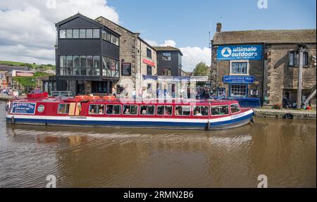 Skipton war Ende August 2023 mit Bootsausflügen beschäftigt. Gepackte Boote und Warteschlangen für Bootsausflüge Stockfoto