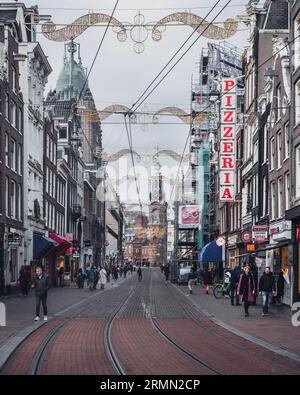 Amsterdam, Niederlande - November 28 2022: Rokin von Rembrandtplien in Richtung Munttoren. Stockfoto