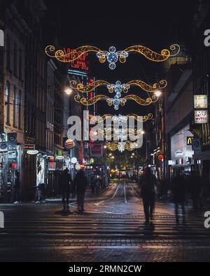 Amsterdam, Niederlande - November 28 2022: Festliche Lichter und Weihnachtsbeleuchtung auf Rokin in Amsterdam im Winter. Stockfoto