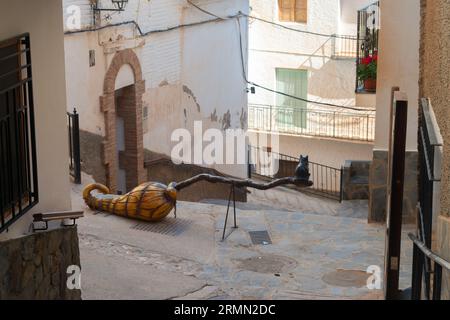 SOPORTUJAR, SPANIEN - 16. MAI 2022 eine interessante Touristenattraktion in einer kleinen Hexenstadt in der Region Alpujarras in Spanien, wo sich schwarze Magie abhebt Stockfoto