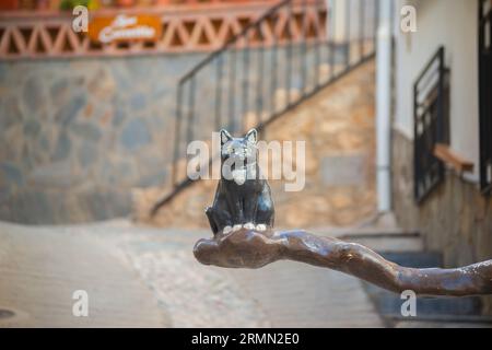 SOPORTUJAR, SPANIEN - 16. MAI 2022 eine interessante Touristenattraktion in einer kleinen Hexenstadt in der Region Alpujarras in Spanien, wo sich schwarze Magie abhebt Stockfoto