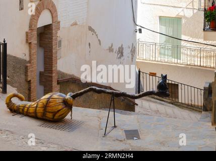 SOPORTUJAR, SPANIEN - 16. MAI 2022 eine interessante Touristenattraktion in einer kleinen Hexenstadt in der Region Alpujarras in Spanien, wo sich schwarze Magie abhebt Stockfoto