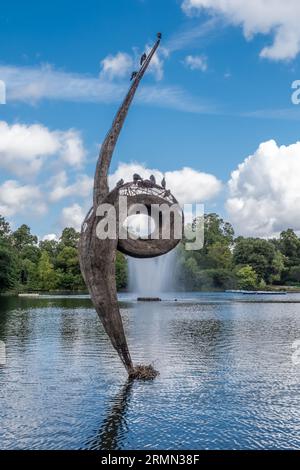 Victoria Park, Hackney, London, England - 29. Juli 2023: Tauben sitzen auf einer Skulptur namens „Skyscraper“ von Erno Bartha am West Lake in Victoria Stockfoto