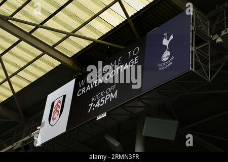 Craven Cottage, Fulham, London, Großbritannien. 29. August 2023. EFL Carabao Cup Football, Fulham versus Tottenham Hotspur; Anzeigetafel mit dem Spiel Credit: Action Plus Sports/Alamy Live News Stockfoto