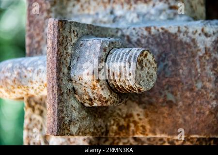 Verrostete alte Muttern von Metallschrauben Stockfoto