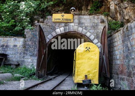 Eingangstor zum Kohlebergwerk, das tief in die Erde führt. Grubenschacht des Kohlebergwerks, in der Nähe der Stadt Despotovac und Resavska Pecina, Serbien, mit Bergbausymbol Stockfoto