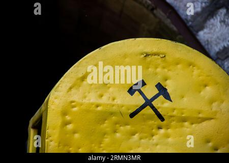 Eingangstor zum Kohlebergwerk, das tief in die Erde führt. Grubenschacht des Kohlebergwerks, in der Nähe der Stadt Despotovac und Resavska Pecina, Serbien, mit Bergbausymbol Stockfoto