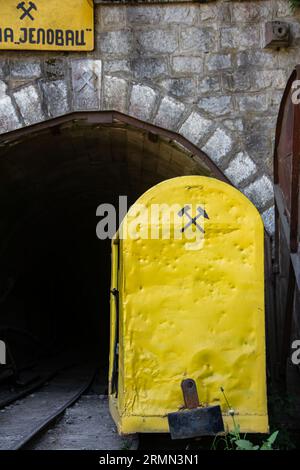 Eingangstor zum Kohlebergwerk, das tief in die Erde führt. Grubenschacht des Kohlebergwerks, in der Nähe der Stadt Despotovac und Resavska Pecina, Serbien, mit Bergbausymbol Stockfoto