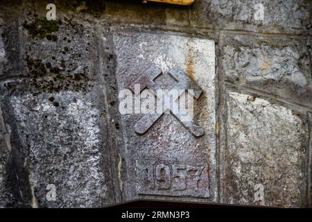 Eingangstor zum Kohlebergwerk, das tief in die Erde führt. Grubenschacht des Kohlebergwerks, in der Nähe der Stadt Despotovac und Resavska Pecina, Serbien, mit Bergbausymbol Stockfoto