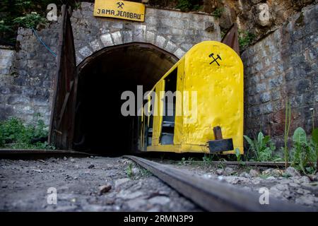 Eingangstor zum Kohlebergwerk, das tief in die Erde führt. Grubenschacht des Kohlebergwerks, in der Nähe der Stadt Despotovac und Resavska Pecina, Serbien, mit Bergbausymbol Stockfoto