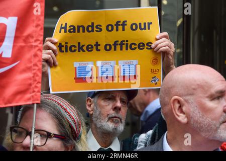 London, Großbritannien. 29. August 2023. Mitglieder der Gewerkschaften TSSA und ASLEF sowie andere Gruppen versammelten sich vor dem Verkehrsministerium, um gegen die Schließung von Bahnfahrkartenschaltern zu protestieren. Quelle: Vuk Valcic/Alamy Live News Stockfoto