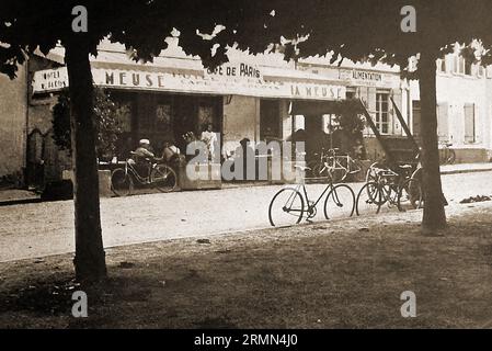 Frankreich 1939 - Ein französisches Café und Hotel La Mouse, in einem Dorf irgendwo in Paris. - Frankreich 1939 - Ein französisches Café und Hotel La Mouse, in einem Dorf irgendwo in Paris. Details nachschlagen 82 / 5.000 Übersetzungsergebnisse Übersetzungsergebnis Frankreich 1939 - UN Café francais et l'Hôtel La Mouse, dans un Village quelque part près de Paris. Stockfoto