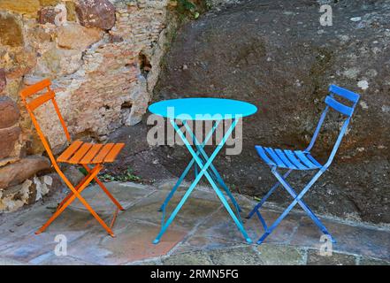 Zwei Sommerstühle und ein Tisch in verschiedenen Farben Stockfoto