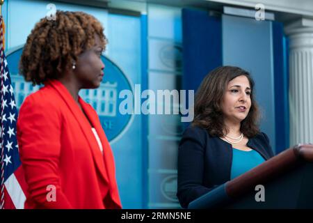 Washington, Usa. 29. August 2023. Die Politikberaterin Neera Tanden spricht während des täglichen Pressebriefings im Weißen Haus in Washington, DC, am Dienstag, den 29. August 2023. Foto von Bonnie Cash/UPI Credit: UPI/Alamy Live News Stockfoto