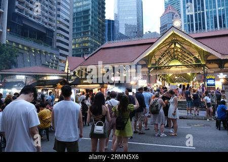 Das Lau Pa Sat Food Center in der Innenstadt von Singapur, ein beliebter Treffpunkt für abendliche Speisen, bietet eine Warteschlange für gegrillten Satay. 08/10/2022 Stockfoto