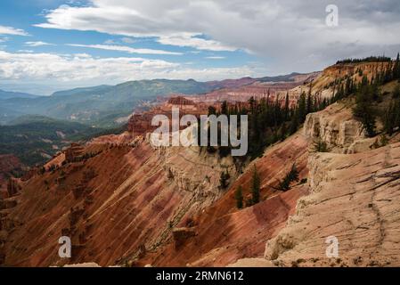 Die wunderschönen Klippen und Farben von Cedar Breaks National Monument.in Cedar City, Utah. USA. Die Formationen stammen aus 60 Millionen Jahren. Stockfoto