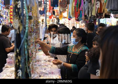 Kunden schauen sich billigen Schmuck auf einem Deepawali Nachtmarkt in Little India, Singapur, an. 22/10/2022 Stockfoto