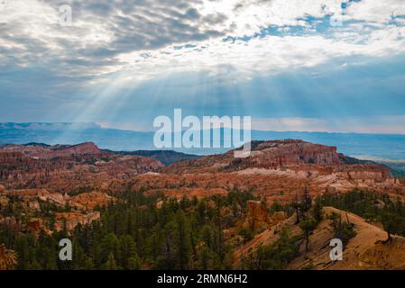 Die dramatische Landschaft des Bryce Canyon National Park. Wind, Wetter, Wasser und Ewigkeiten der Zeit haben ein Naturwunder geschaffen. Stockfoto